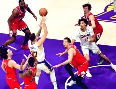 PG游戏-包含蒂姆在湖人比赛中战术调整，晋级下一阶段引发热议！比赛高潮迭起的词条