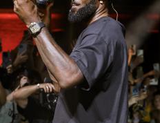 PG电子-关于詹姆斯回归赛场，问鼎冠军首场状态亮眼，快船观众沸腾！的信息