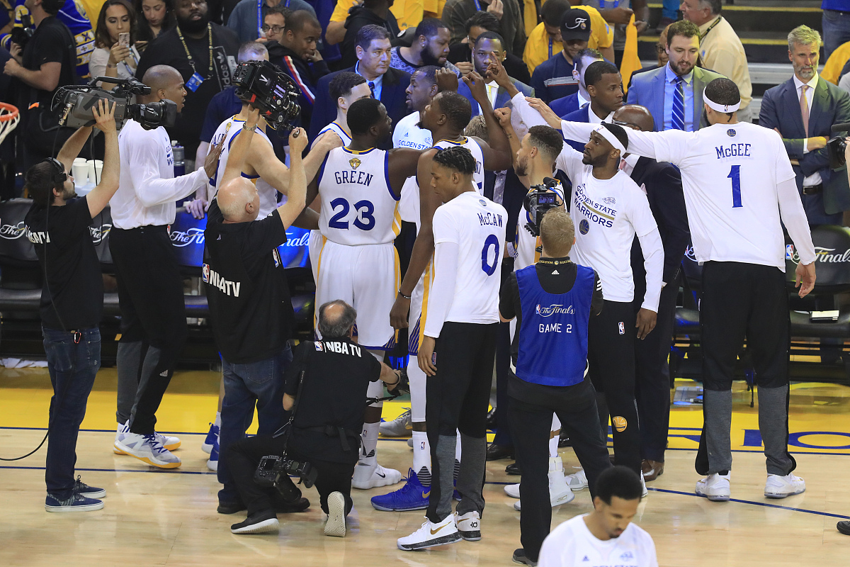 PG游戏-JackeyLove回归赛场，精彩发挥首场状态亮眼，快船观众沸腾！的简单介绍